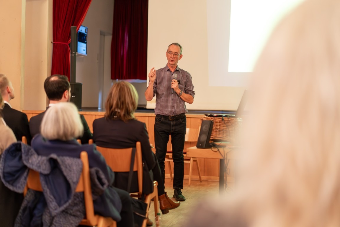 Symposium (16) (Mittel)